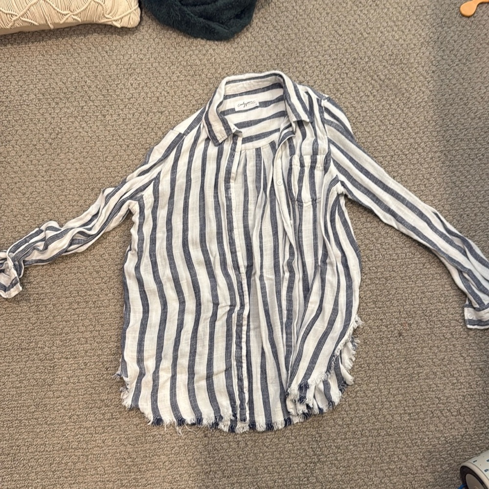 Carly Jean Los Angeles button front top. Size M.
